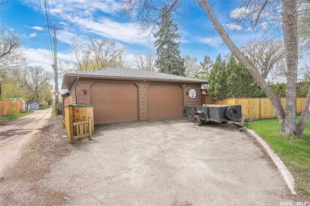 444 Q Avenue N Saskatoon SK S7L 2Y1