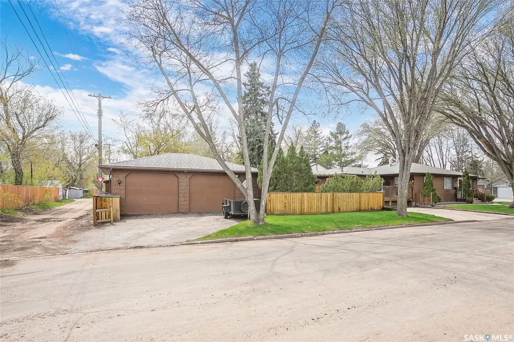 444 Q Avenue N Saskatoon SK S7L 2Y1