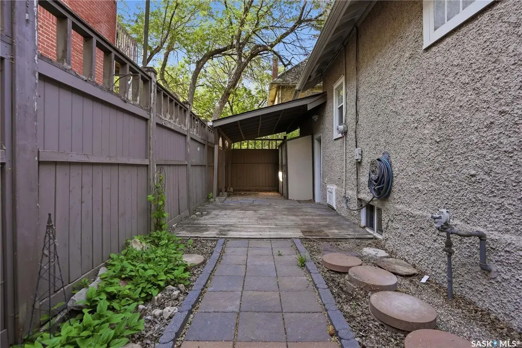 1706 15th Avenue Regina SK S4P 0Z7
