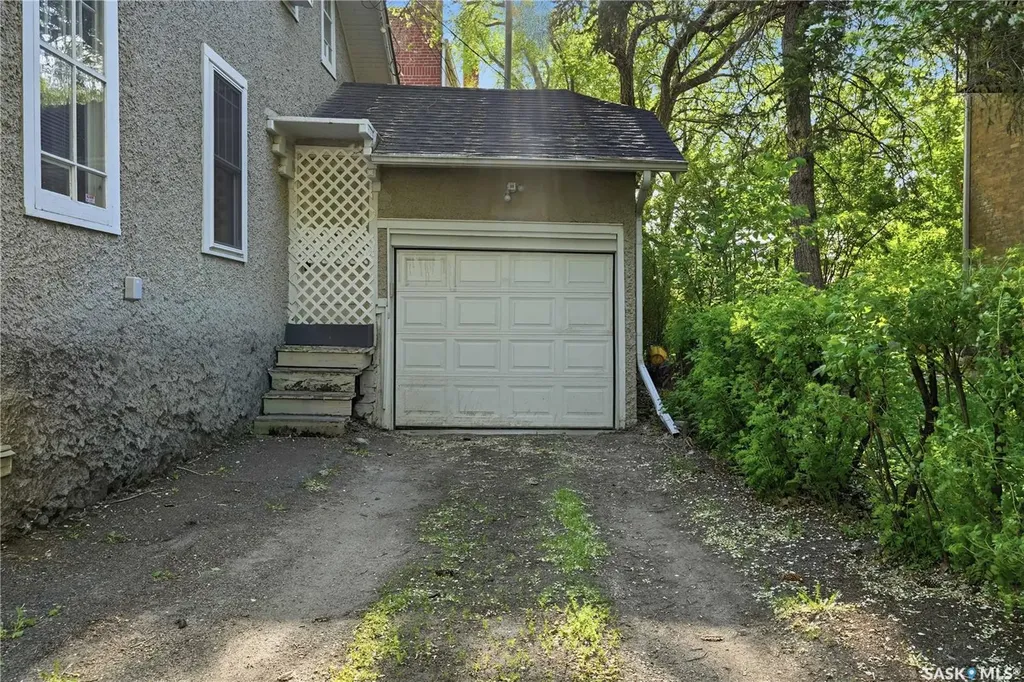 1706 15th Avenue Regina SK S4P 0Z7