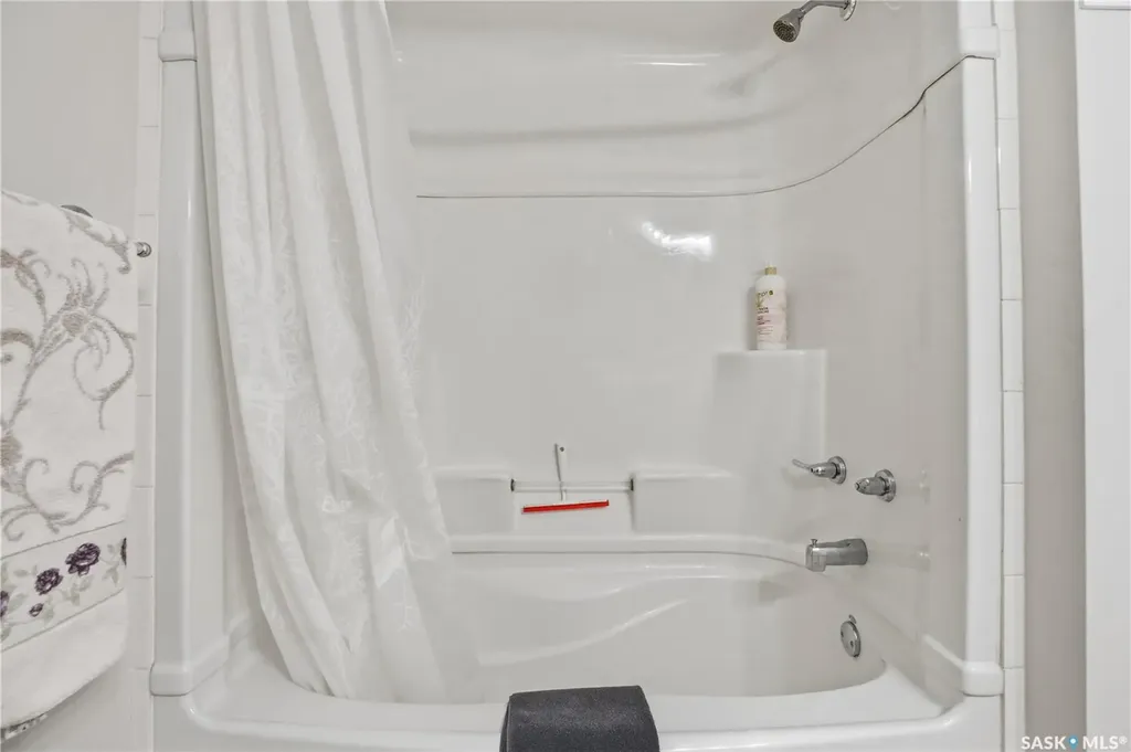 141 Queen Street Elbow SK S0H 1J0