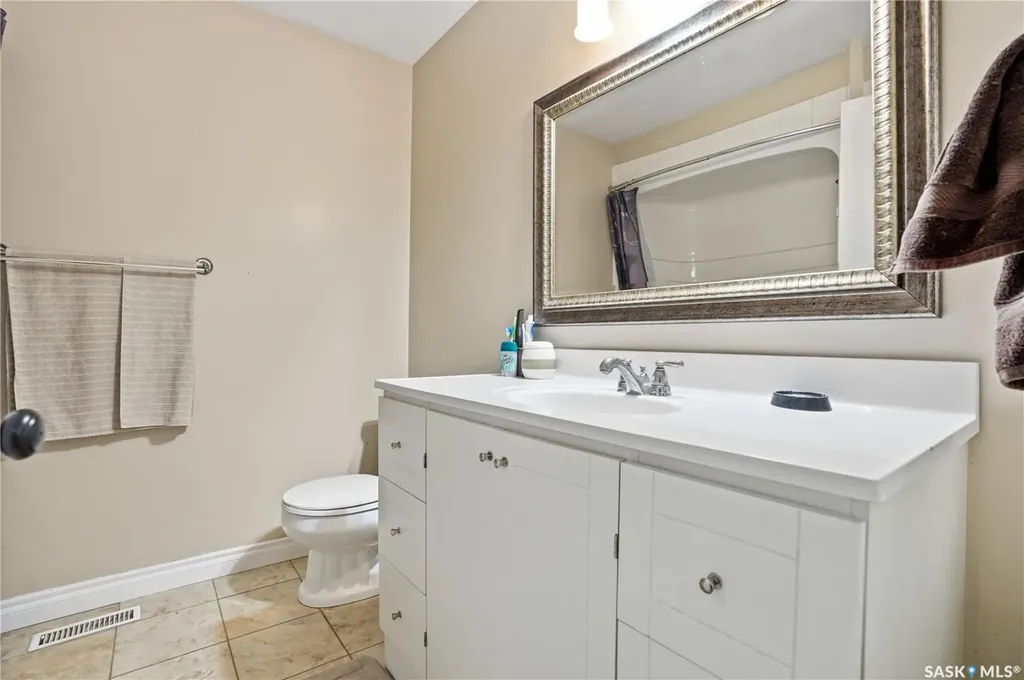 141 Queen Street Elbow SK S0H 1J0
