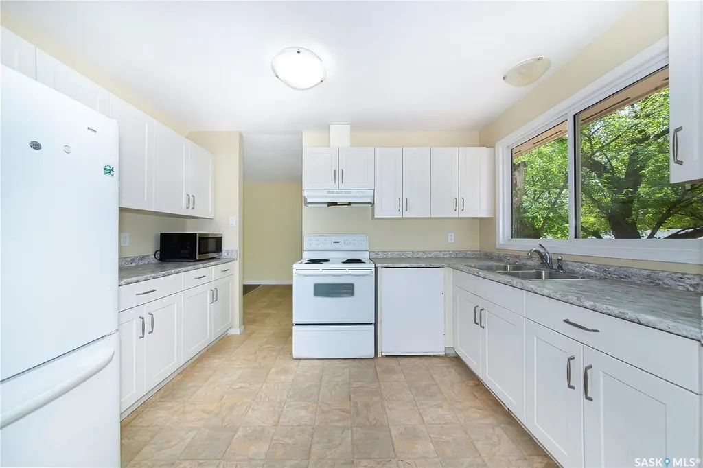 1609 B Avenue N Saskatoon SK S7L 1H2