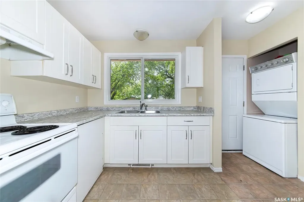 1609 B Avenue N Saskatoon SK S7L 1H2