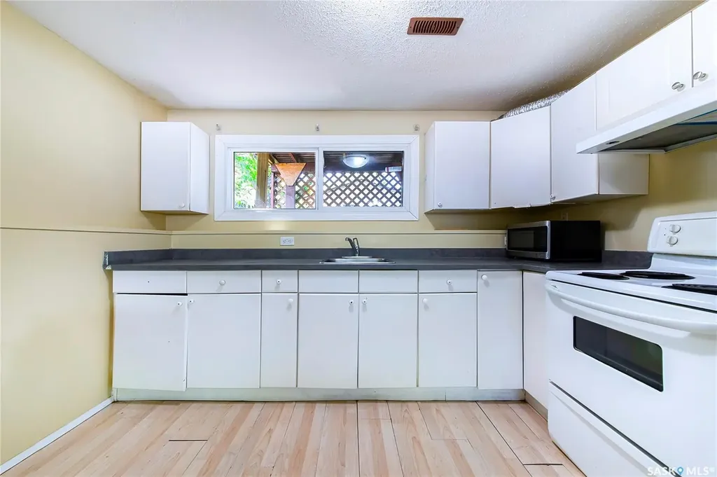 1609 B Avenue N Saskatoon SK S7L 1H2
