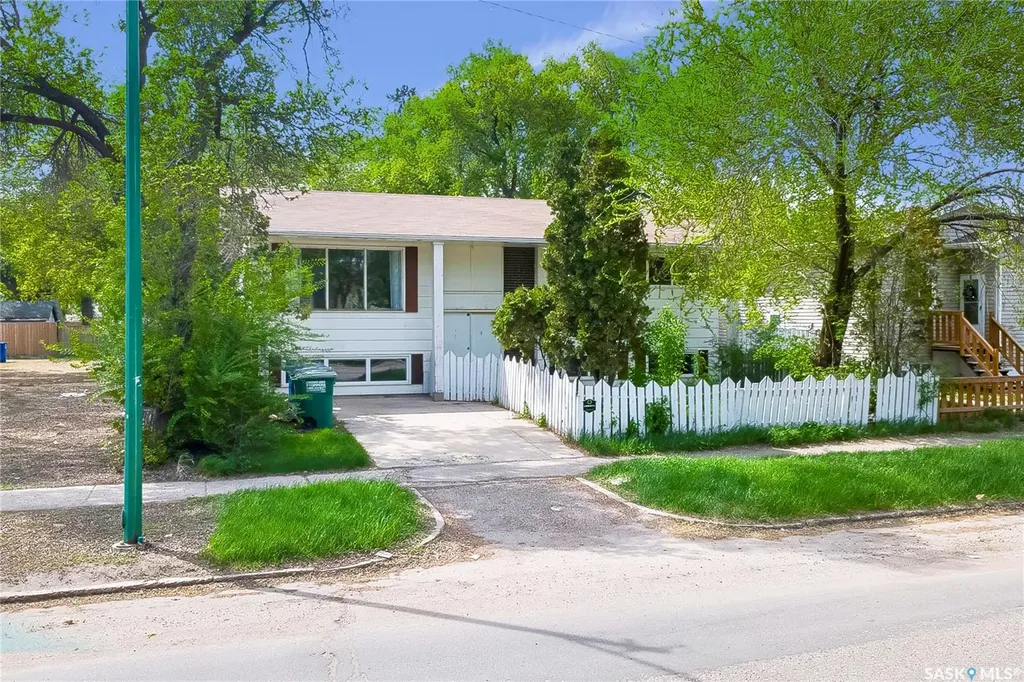 1609 B Avenue N Saskatoon SK S7L 1H2