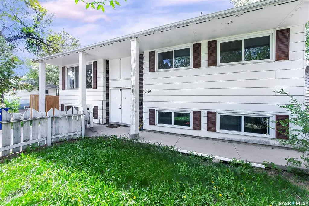1609 B Avenue N Saskatoon SK S7L 1H2