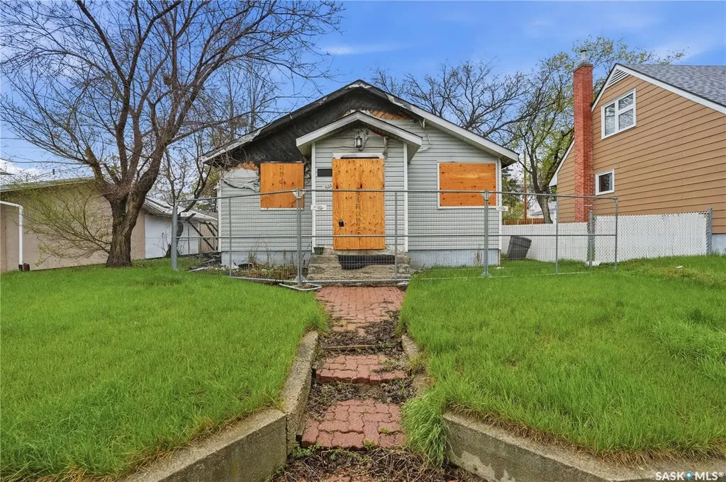 844 6th Avenue NW Moose Jaw SK S6H 4A2