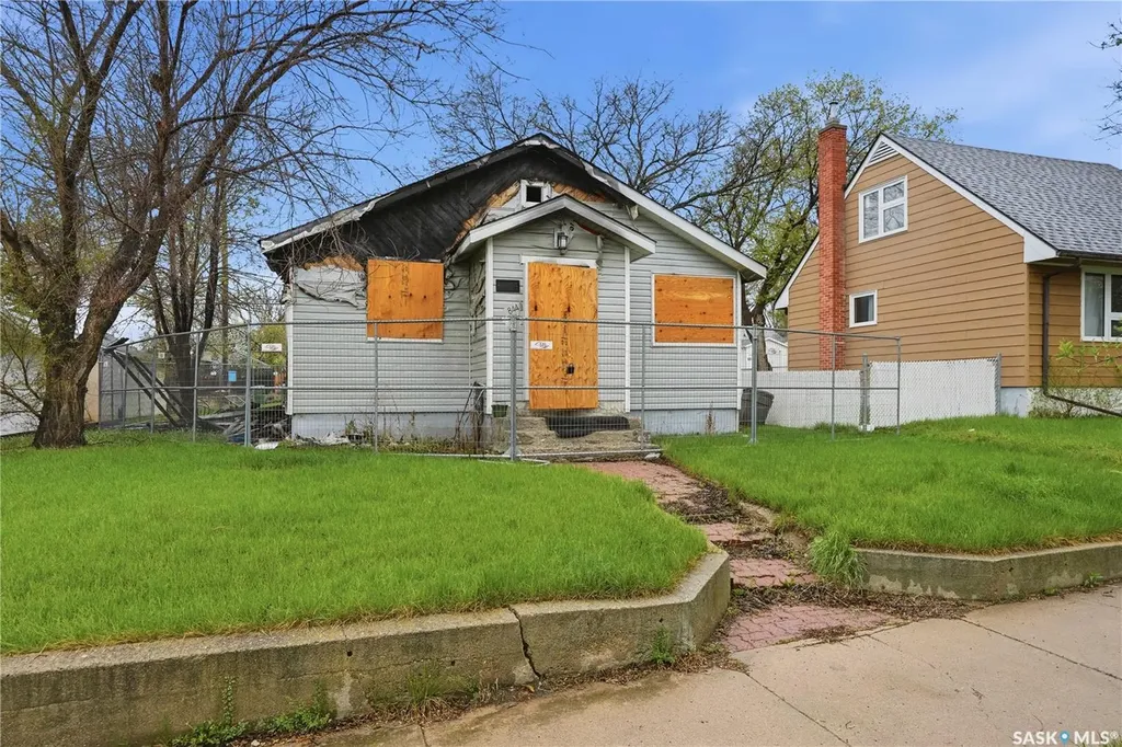 844 6th Avenue NW Moose Jaw SK S6H 4A2