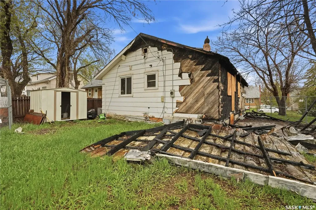 844 6th Avenue NW Moose Jaw SK S6H 4A2