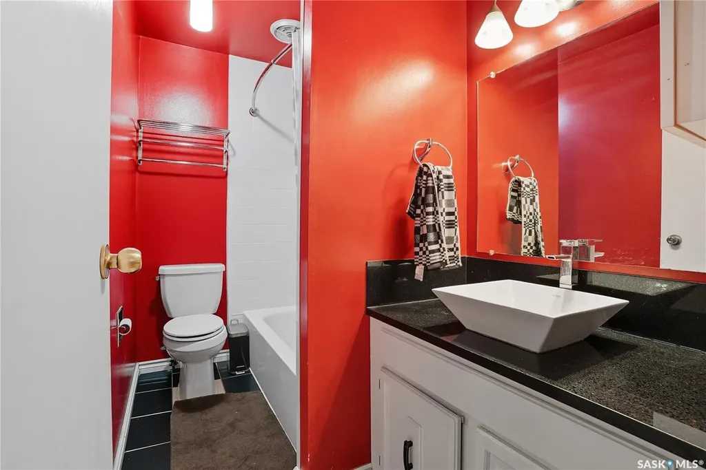 423 4th Avenue N Saskatoon SK S7K 2M4