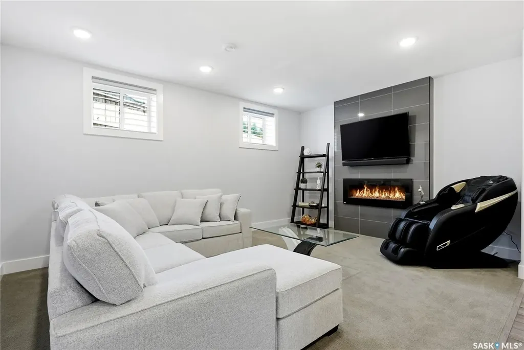 739 Hastings Cove Saskatoon SK S7V 0G6