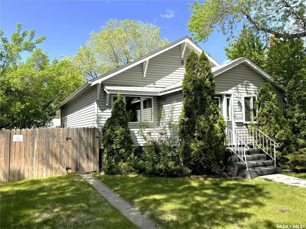 819 5th Avenue N Saskatoon SK S7K 2R7