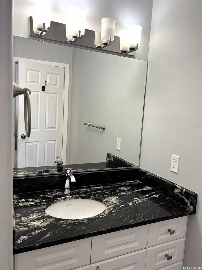819 5th Avenue N Saskatoon SK S7K 2R7