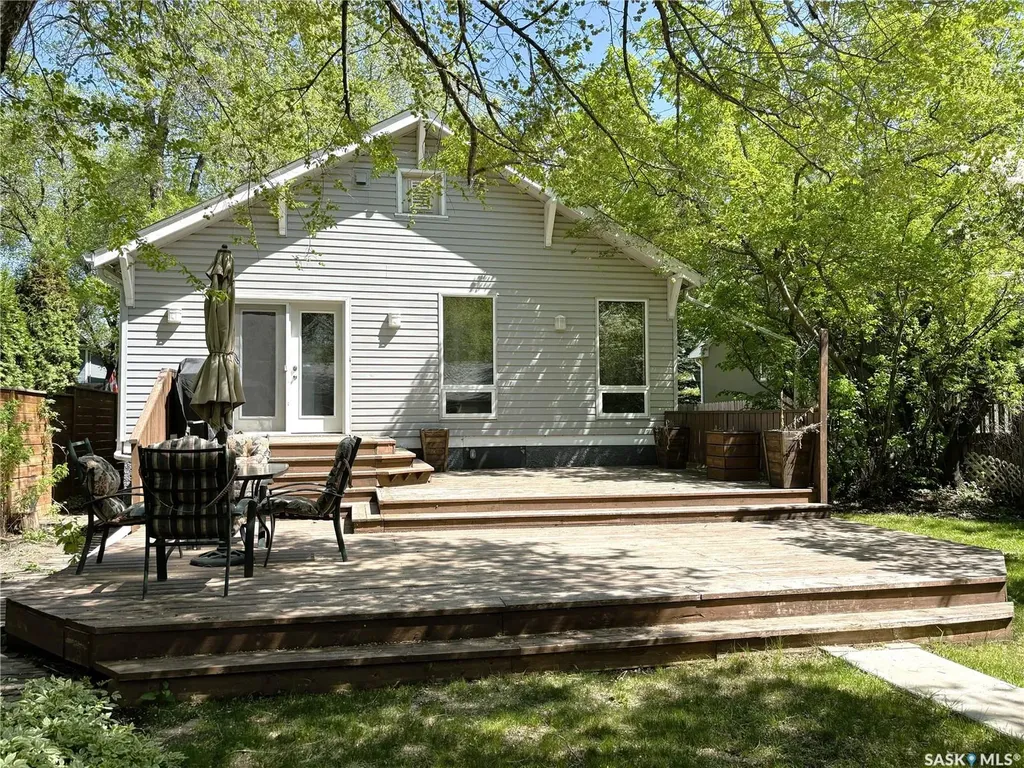 819 5th Avenue N Saskatoon SK S7K 2R7
