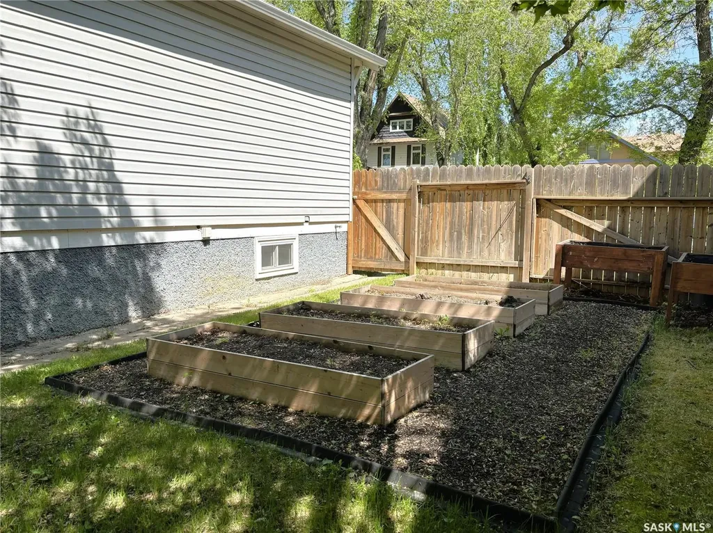 819 5th Avenue N Saskatoon SK S7K 2R7