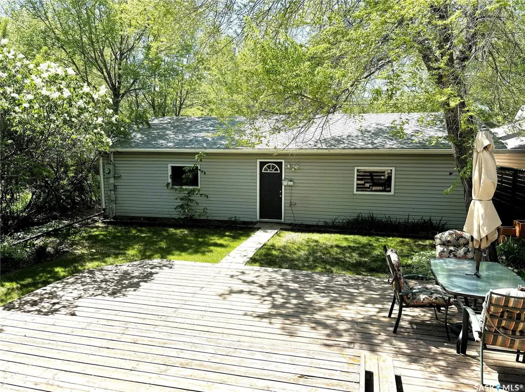 819 5th Avenue N Saskatoon SK S7K 2R7