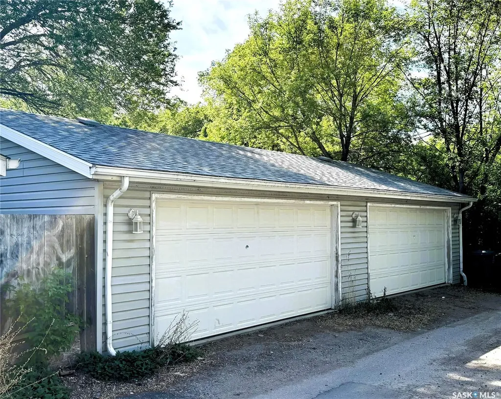 819 5th Avenue N Saskatoon SK S7K 2R7