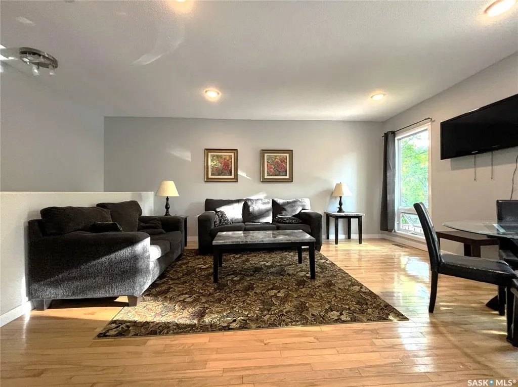 819 5th Avenue N Saskatoon SK S7K 2R7
