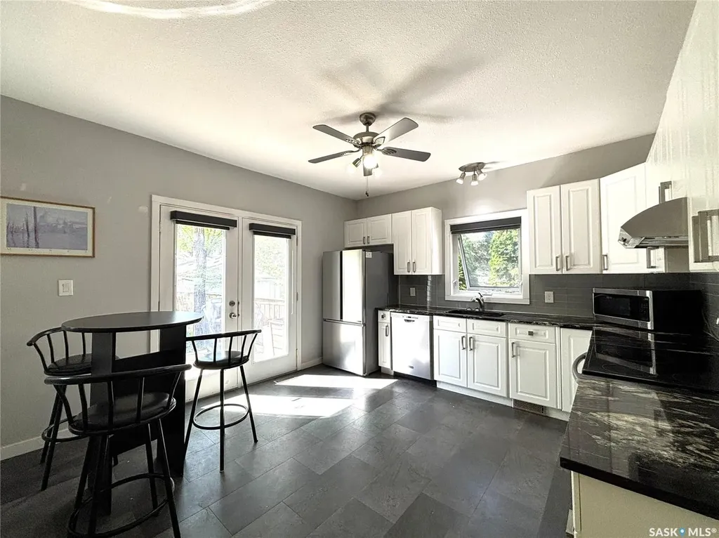 819 5th Avenue N Saskatoon SK S7K 2R7