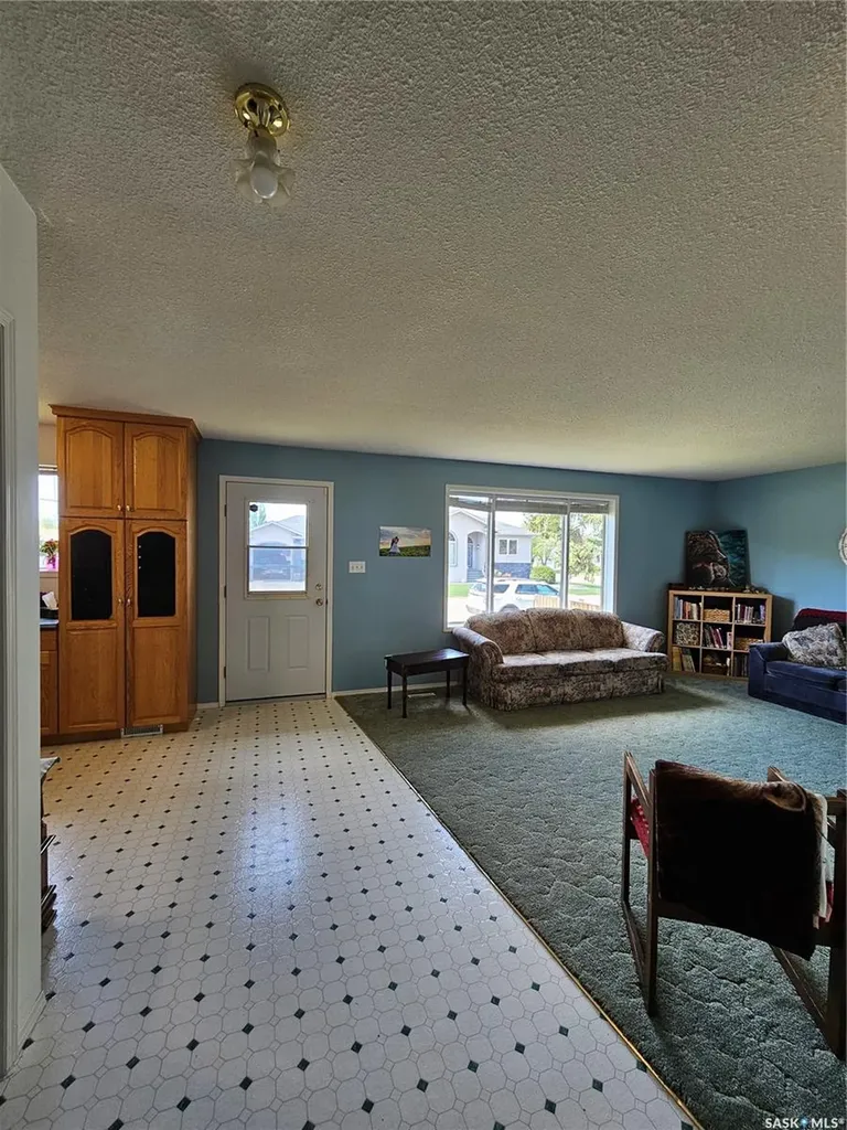 412 1st Street E Unity SK S0K 4L0