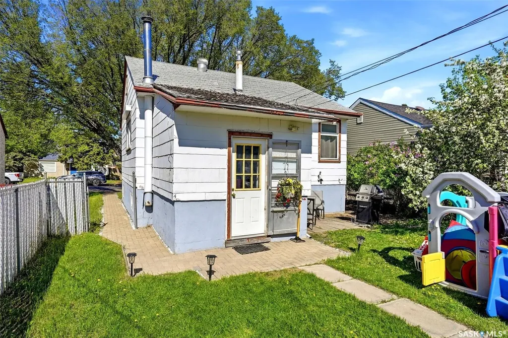 1763 Royal Street Regina SK S4T 5A8
