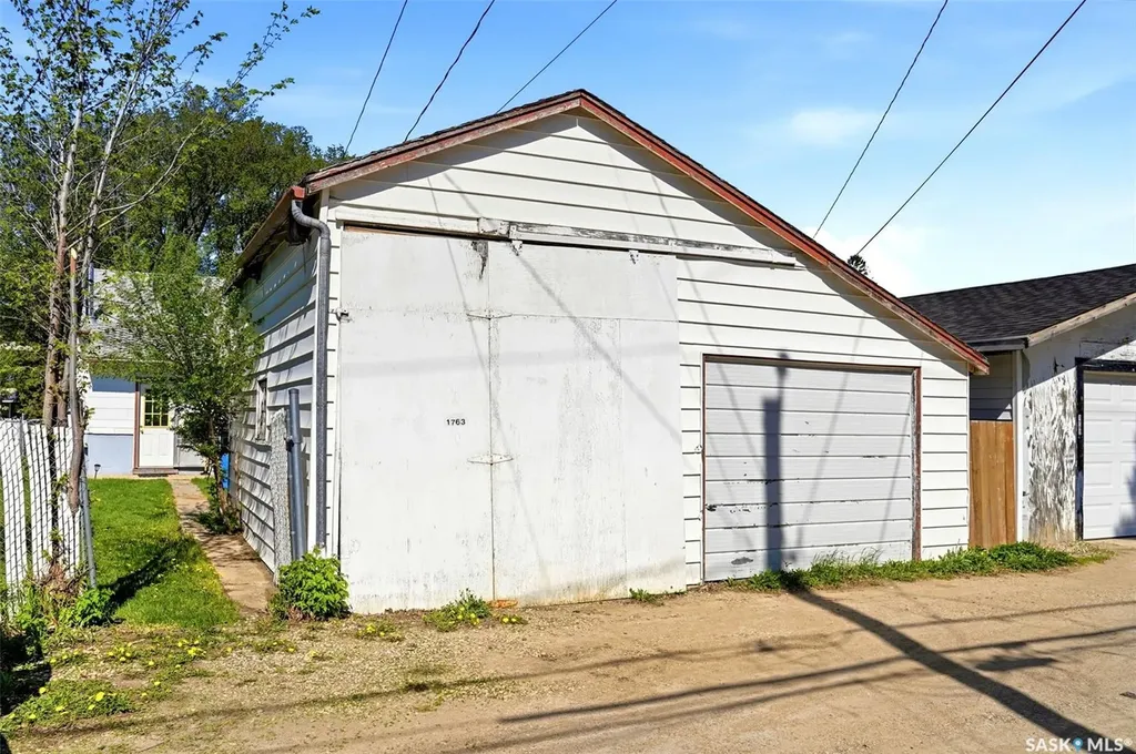 1763 Royal Street Regina SK S4T 5A8