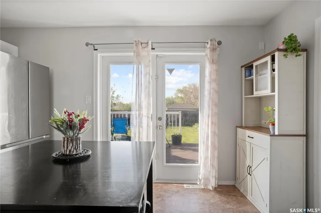 1402 10th Avenue E Regina SK S4N 7P6