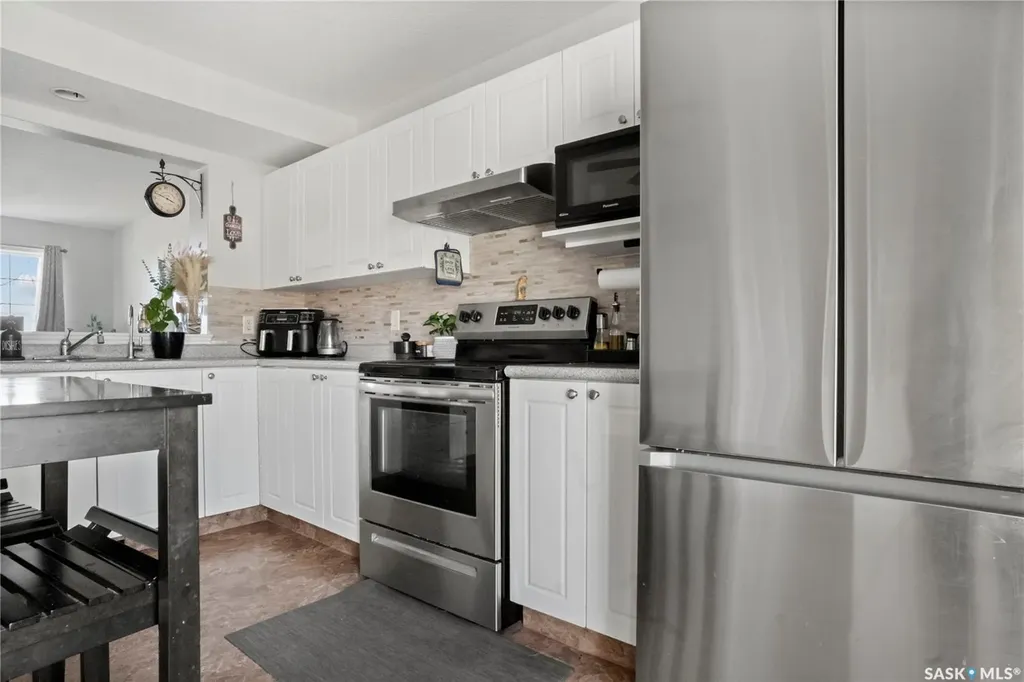 1402 10th Avenue E Regina SK S4N 7P6