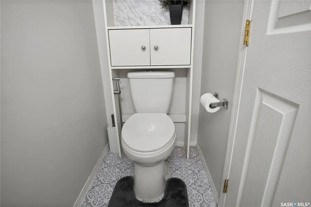 1402 10th Avenue E Regina SK S4N 7P6
