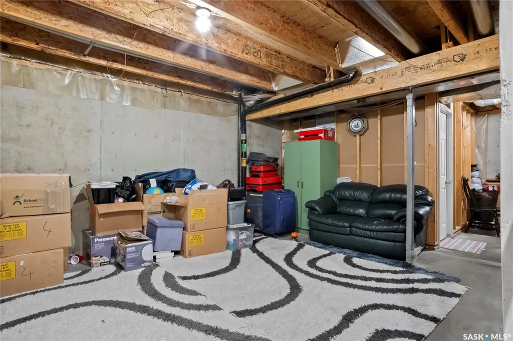 1402 10th Avenue E Regina SK S4N 7P6