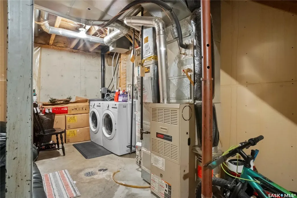 1402 10th Avenue E Regina SK S4N 7P6