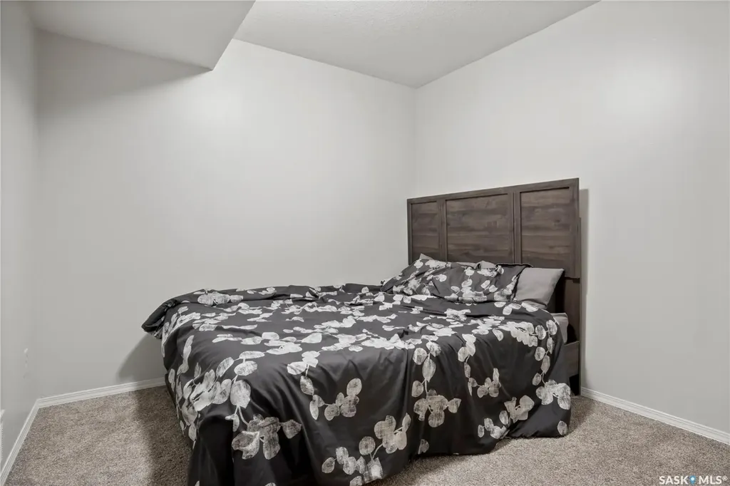 1402 10th Avenue E Regina SK S4N 7P6