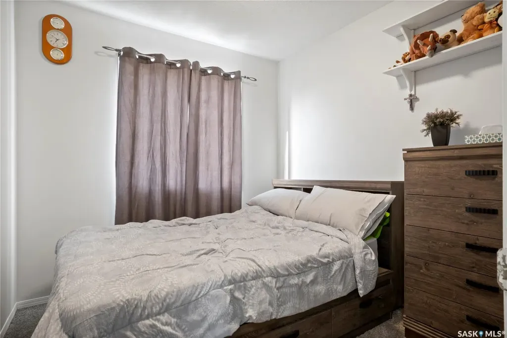 1402 10th Avenue E Regina SK S4N 7P6