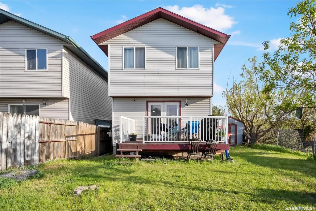 1402 10th Avenue E Regina SK S4N 7P6