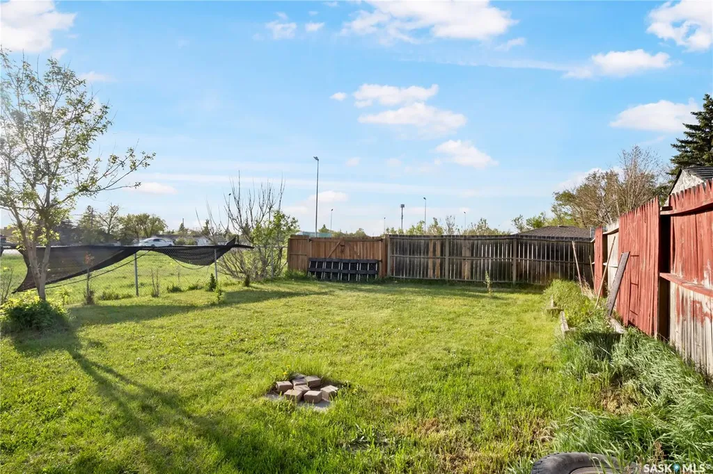 1402 10th Avenue E Regina SK S4N 7P6
