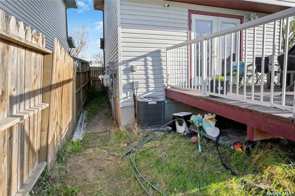 1402 10th Avenue E Regina SK S4N 7P6
