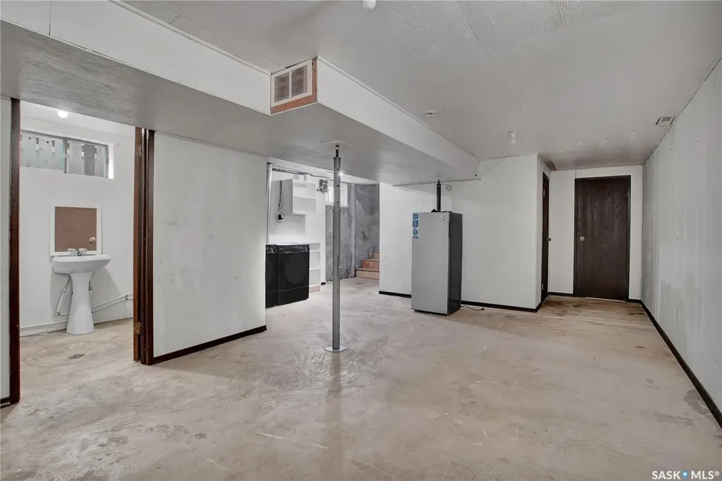 220 N Avenue S Saskatoon SK S7M 2N1