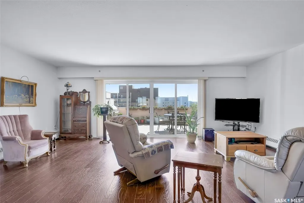 537 4th Avenue N Saskatoon SK S7K 2M6