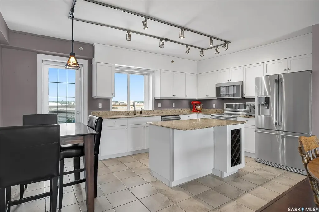 537 4th Avenue N Saskatoon SK S7K 2M6