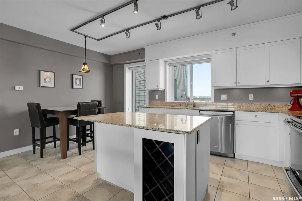 537 4th Avenue N Saskatoon SK S7K 2M6