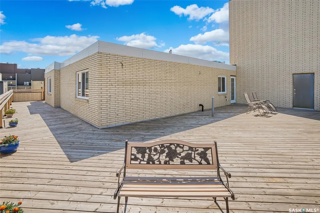 537 4th Avenue N Saskatoon SK S7K 2M6