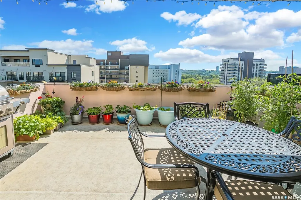 537 4th Avenue N Saskatoon SK S7K 2M6