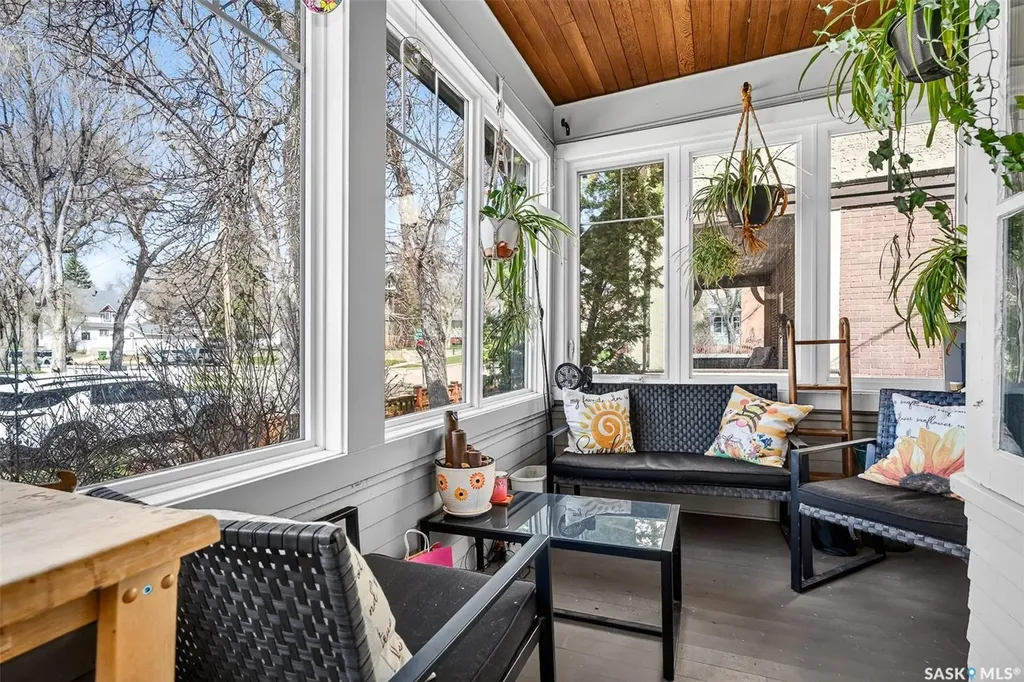 1037 Chestnut Avenue Moose Jaw SK S6H 1A5