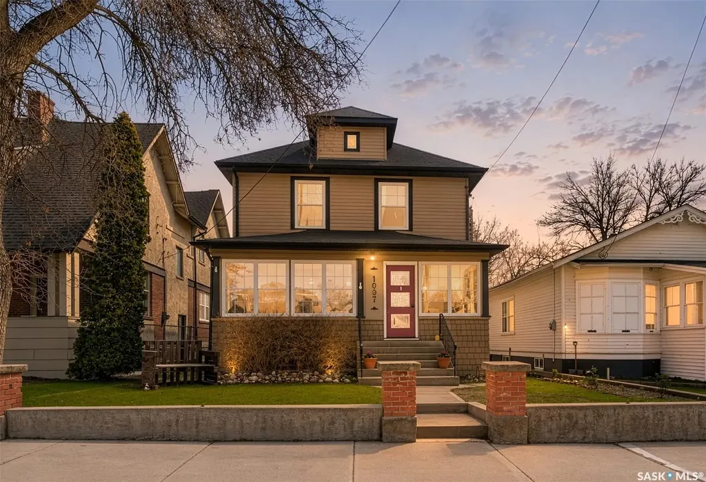 1037 Chestnut Avenue Moose Jaw SK S6H 1A5