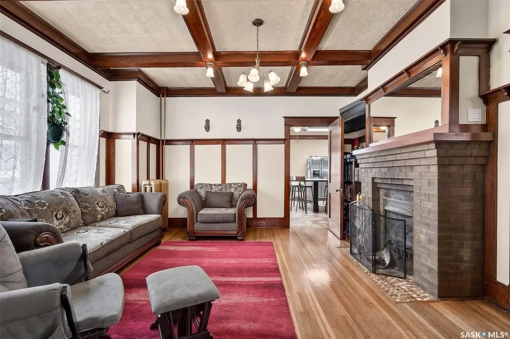 1037 Chestnut Avenue Moose Jaw SK S6H 1A5