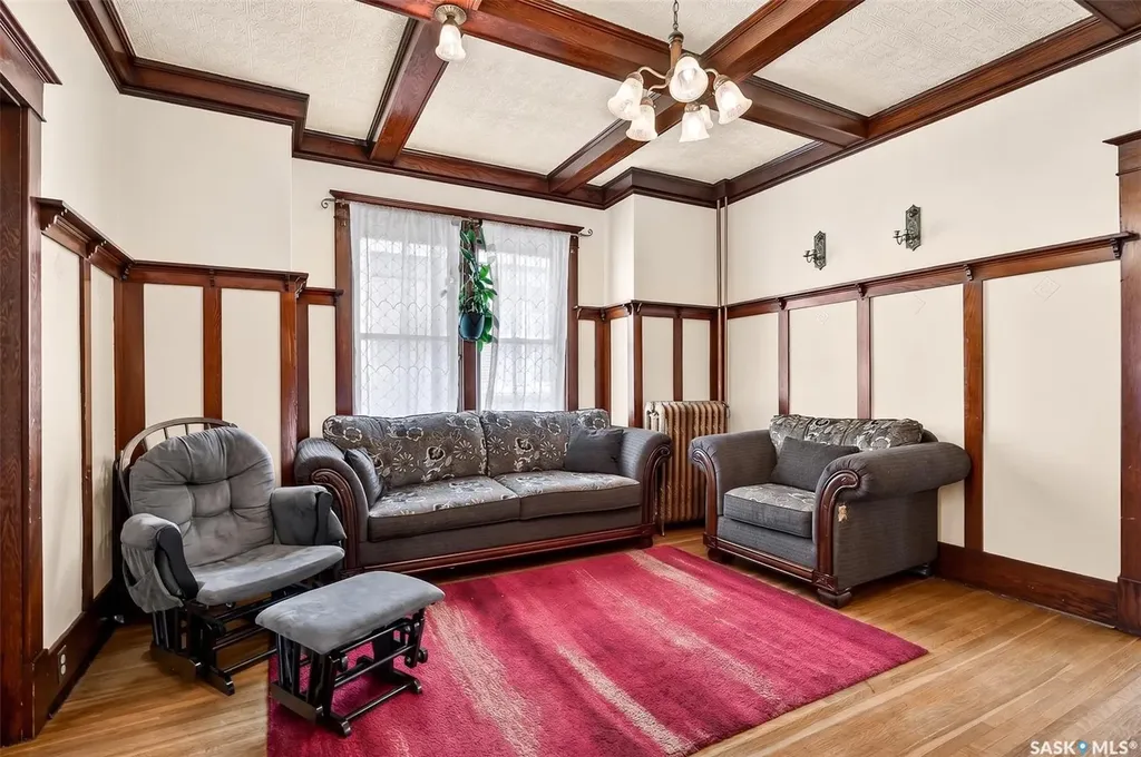 1037 Chestnut Avenue Moose Jaw SK S6H 1A5