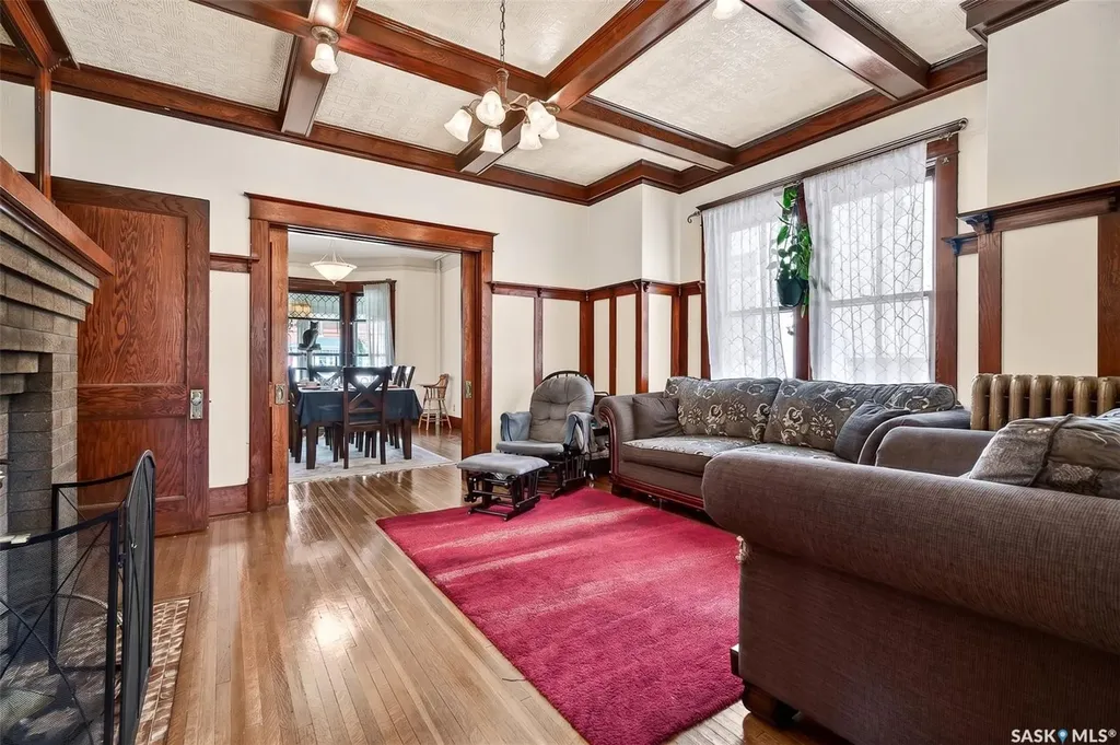 1037 Chestnut Avenue Moose Jaw SK S6H 1A5