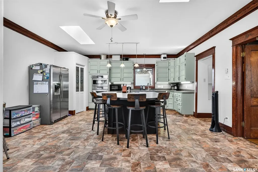 1037 Chestnut Avenue Moose Jaw SK S6H 1A5