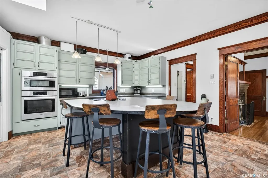 1037 Chestnut Avenue Moose Jaw SK S6H 1A5
